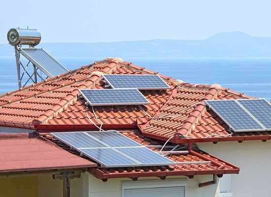 https://vistaelectricalcontrols.com.au/wp-content/uploads/2021/09/Home-with-Solar-Panels.jpg